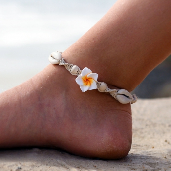 Bransoletka na nogę z naturalnymi muszelkami cowrie i kwiatuszkiem frangipani